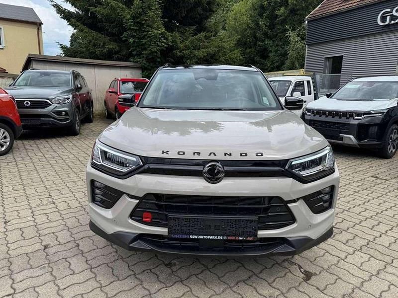 Neu KGM Korando 163 PS (119 kW) 2025 Latte greige metallic 2tone SUV