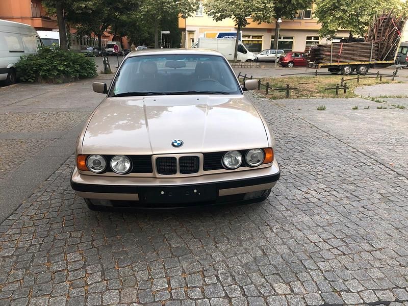 Gold Gebraucht 1993 BMW 525 Limousine | 5.950 € - Bild 1/4