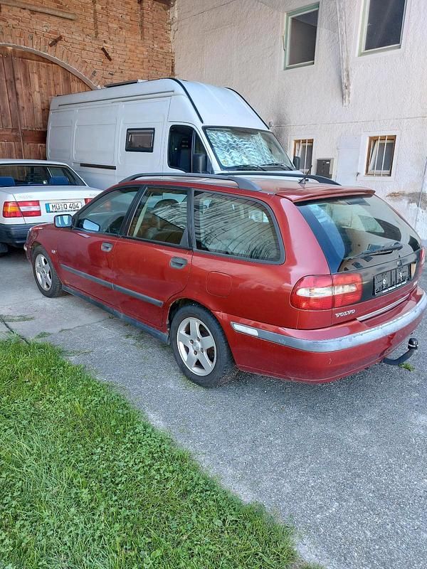 Rot Gebraucht 2001 Volvo V40 Kombi | 500 € (Guter Preis) - Bild 1/4