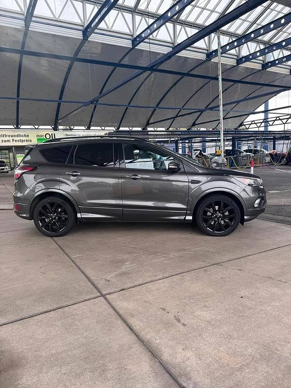 Grau Gebraucht 2017 Ford Kuga ST-Line SUV | 14.950 € (Fairer Preis) - Bild 1/4