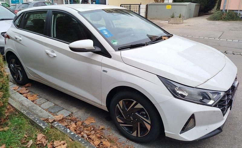 Weiß Gebraucht 2023 Hyundai i20 Trend Kleinwagen | 17.999 € (Fairer Preis) - Bild 1/4