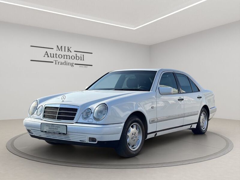 Weiß Gebraucht 1996 Mercedes E300 Limousine | 7.999 € - Bild 1/4