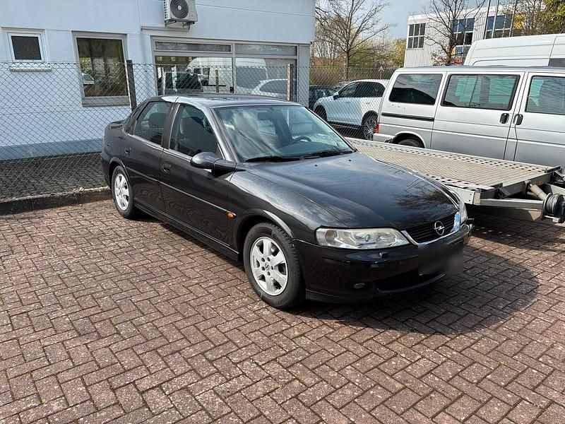 Begagnad Opel Vectra 100 HK (73 kW) 2001 Svart Sedan