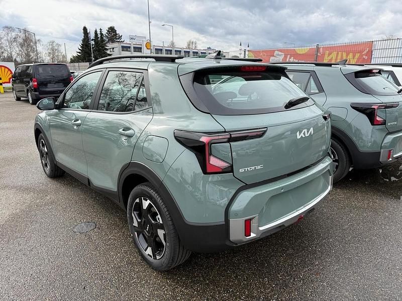 Neu Kia Stonic 101 PS (74 kW) 2026 Adventure green metallic SUV