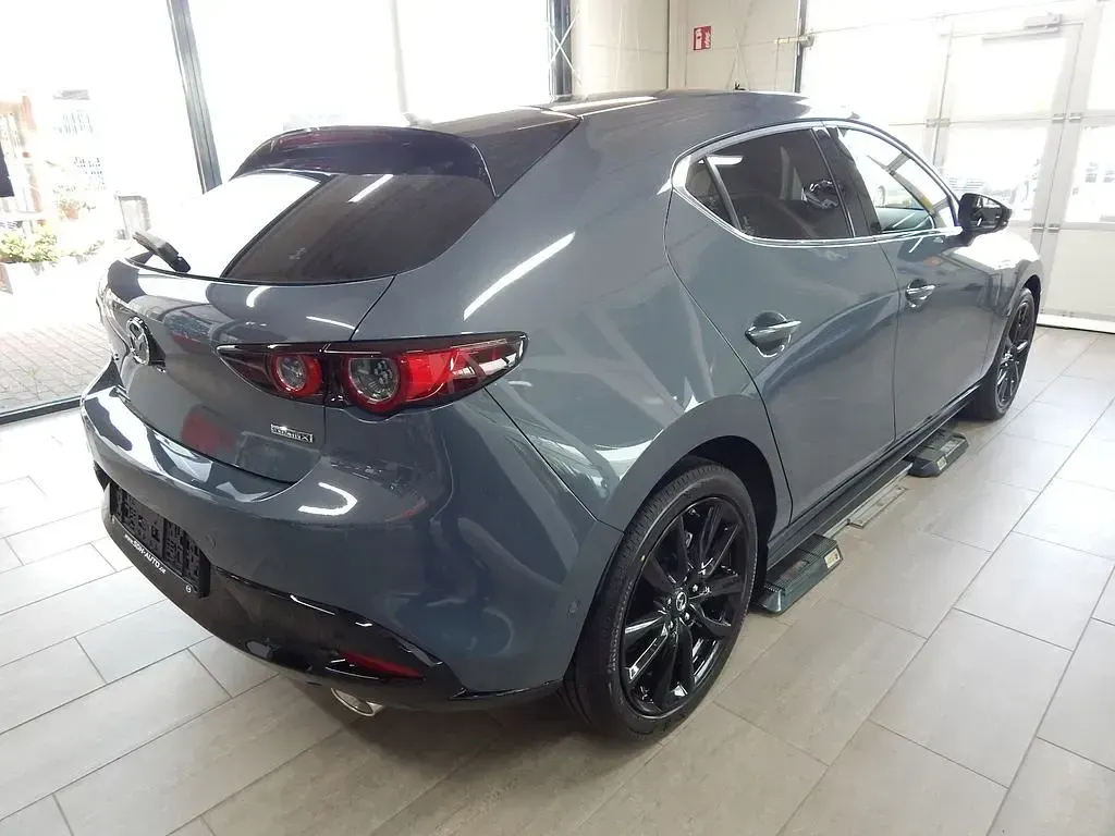 Neu Mazda 3 Homura-Line 140 PS (102 kW) 2026 Grau Limousine