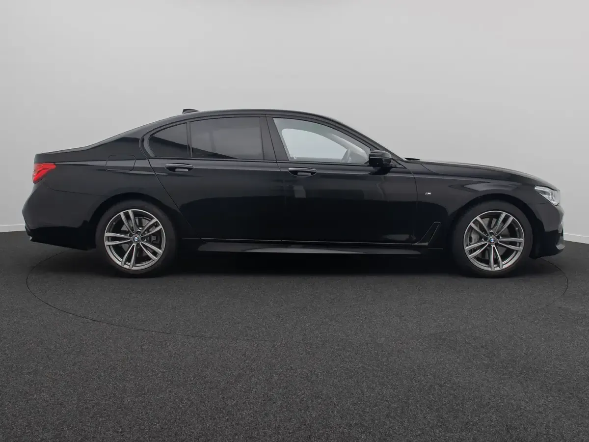 Gebraucht BMW 750 M Sport 400 PS (294 kW) 2019 Saphirschwarz475 Limousine