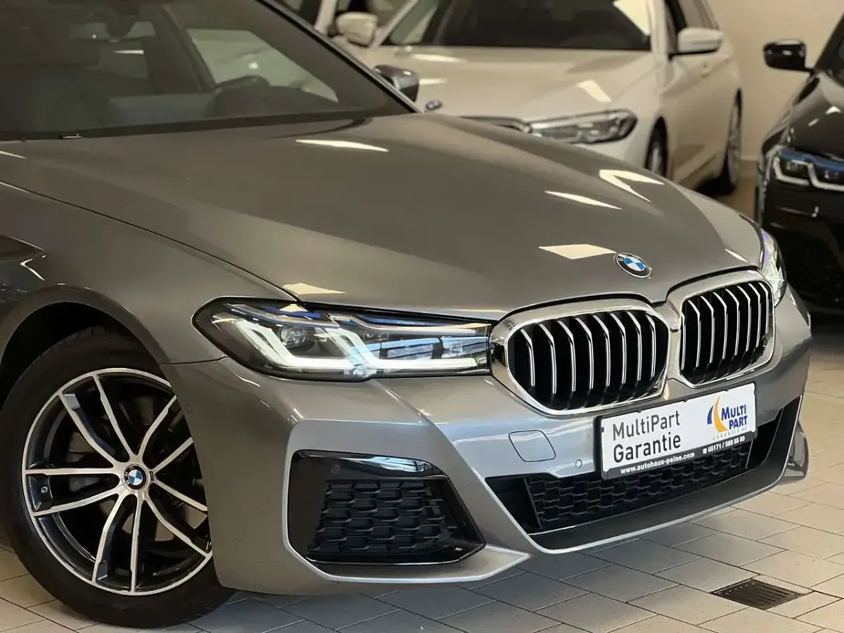Gebraucht BMW 520 M Sport 190 PS (139 kW) 2022 Bluestone metallic Kombi