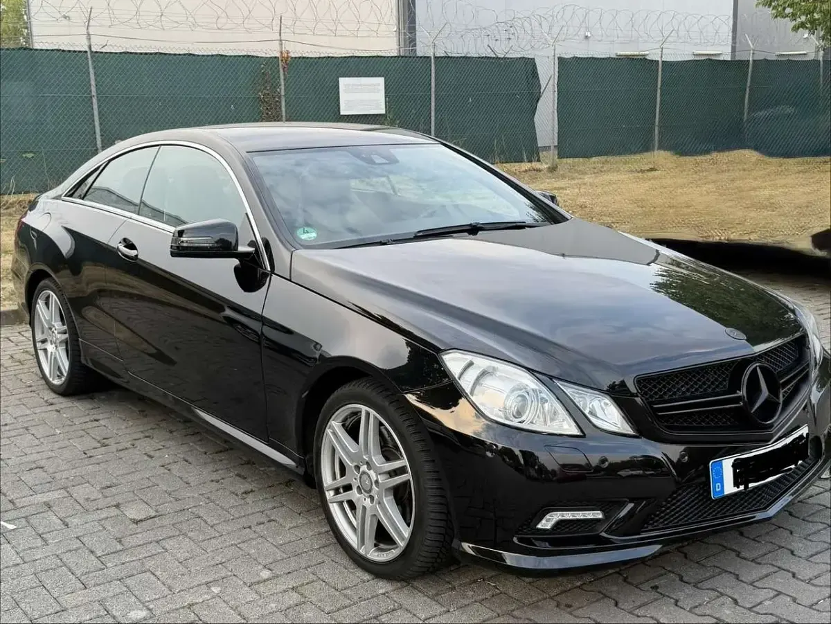 Gebraucht Mercedes E250 AMG line 204 PS (150 kW) 2010 Schwarz Coupé