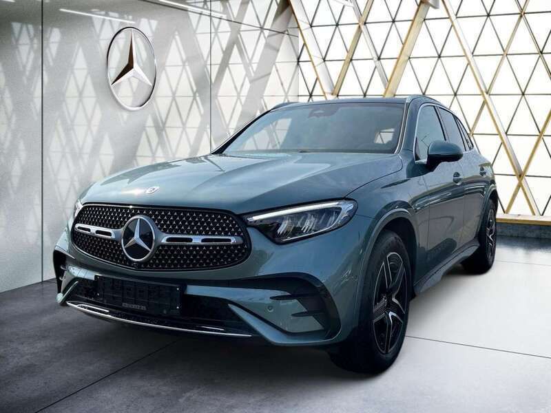 Metalliclack verdesilber Gebraucht 2025 Mercedes GLC220 AMG SUV | 60.840 € - Bild 1/4