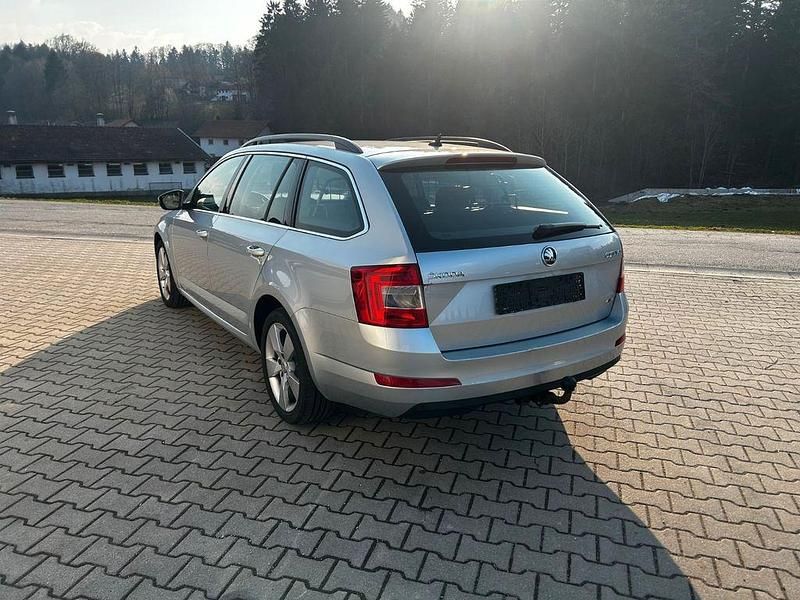 Gebraucht Skoda Octavia Elegance 150 PS (110 kW) 2015 Silber Kleinwagen