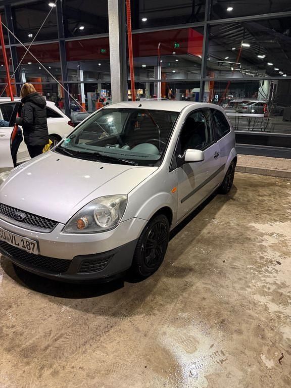 Gebraucht Ford Fiesta 60 PS (44 kW) 2005 Silber Kleinwagen