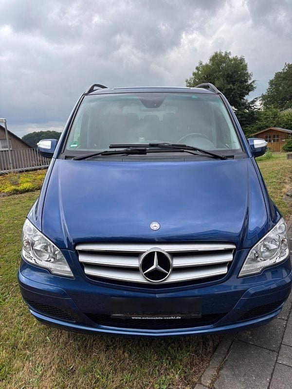 Blau Gebraucht 2012 Mercedes Viano Edition Van / Kleinbus | 24.999 € - Bild 1/4