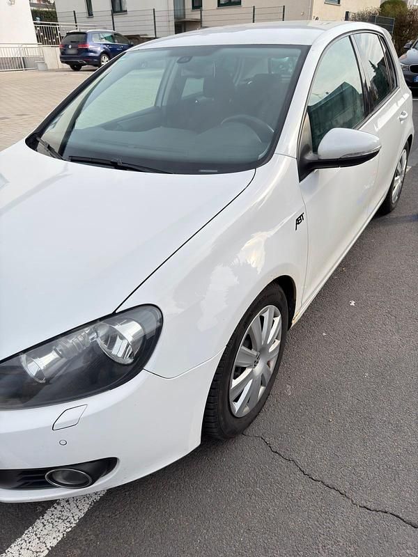 Gebraucht VW Golf VI 102 PS (75 kW) 2010 Weiß Kleinwagen