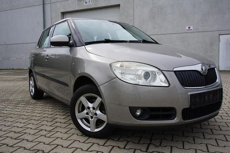 Cappuccinobeige metallic Gebraucht 2010 Skoda Fabia Ambiente Limousine | 1.950 € (Guter Preis) - Bild 1/4