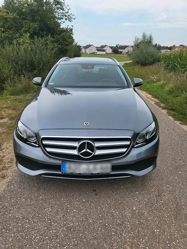 Grau Gebraucht 2017 Mercedes E200 Kombi | 24.500 € - Bild 1/4