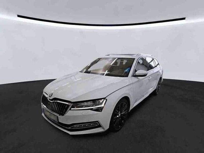 Weiß Gebraucht 2022 Skoda Superb LAURIN & KLEMENT Kombi | 31.900 € (Teuer) - Bild 1/4