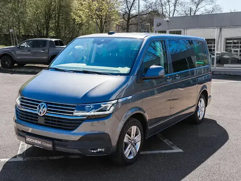Gebraucht VW Multivan 204 PS (150 kW) 2023 Grau Van / Kleinbus