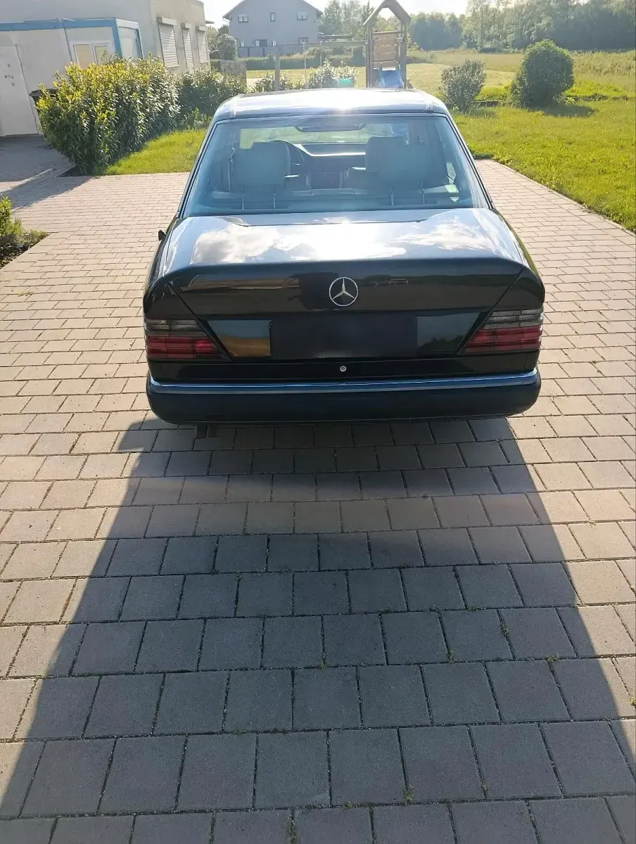 Gebraucht Mercedes E260 160 PS (117 kW) 1990 Schwarz Limousine