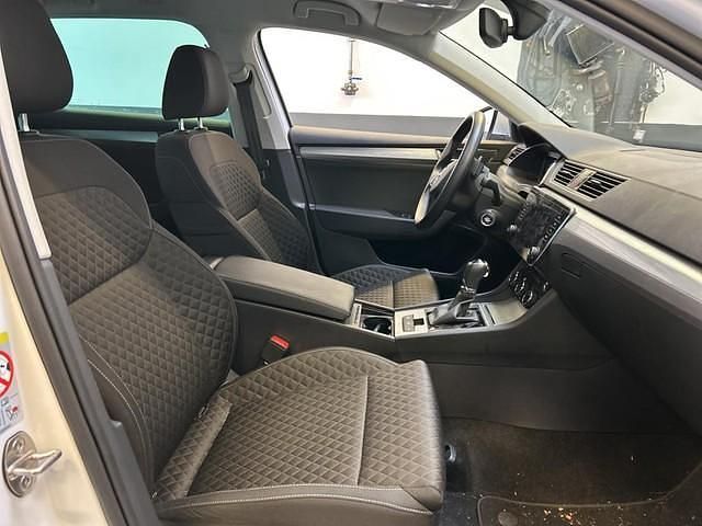 Gebraucht Skoda Superb Ambition 150 PS (110 kW) 2024 Moonweiss metallic Kombi