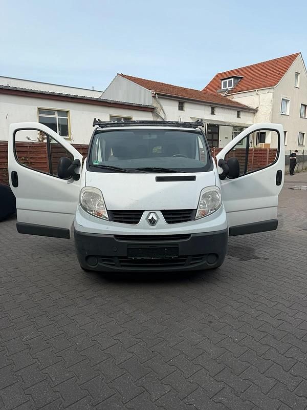 Second-hand Renault Trafic 95 CP (69 kW) 2017 Alb Monovolum