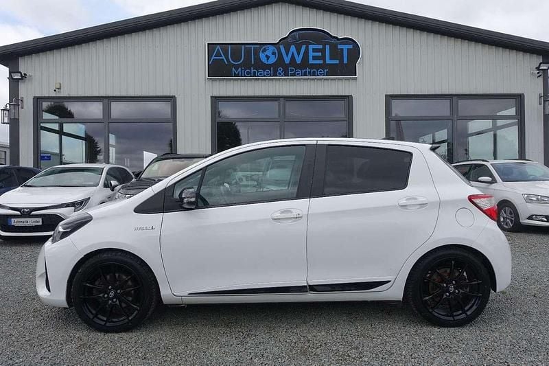 Weiß Gebraucht 2019 Toyota Yaris Hybrid Sport Kleinwagen | 12.480 € (Guter Preis) - Bild 1/4