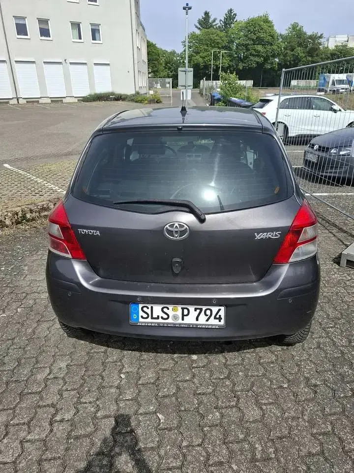 Gebraucht Toyota Yaris Edition 99 PS (72 kW) 2011 Grau Kleinwagen