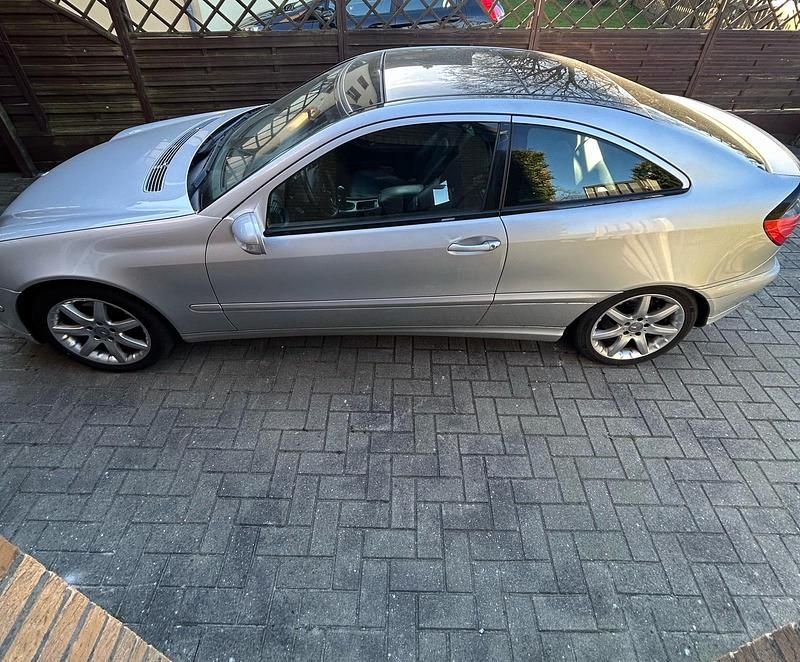 Silber Gebraucht 2003 Mercedes C230 Coupé | 2.899 € (Fairer Preis) - Bild 1/4