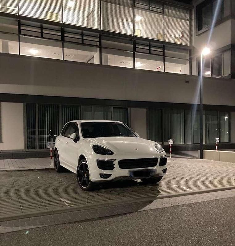 Weiß Gebraucht 2018 Porsche Cayenne S E-Hybrid Platinum Edition SUV | 44.795 € - Bild 1/4