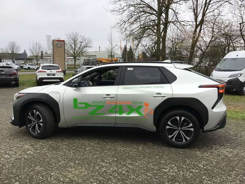 Gebraucht Toyota bZ4X 150 kW (204 PS) 2024 Precious silver SUV