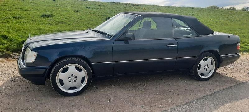 Second-hand Mercedes E200 136 CP (100 kW) 1997 Negru Cabrio
