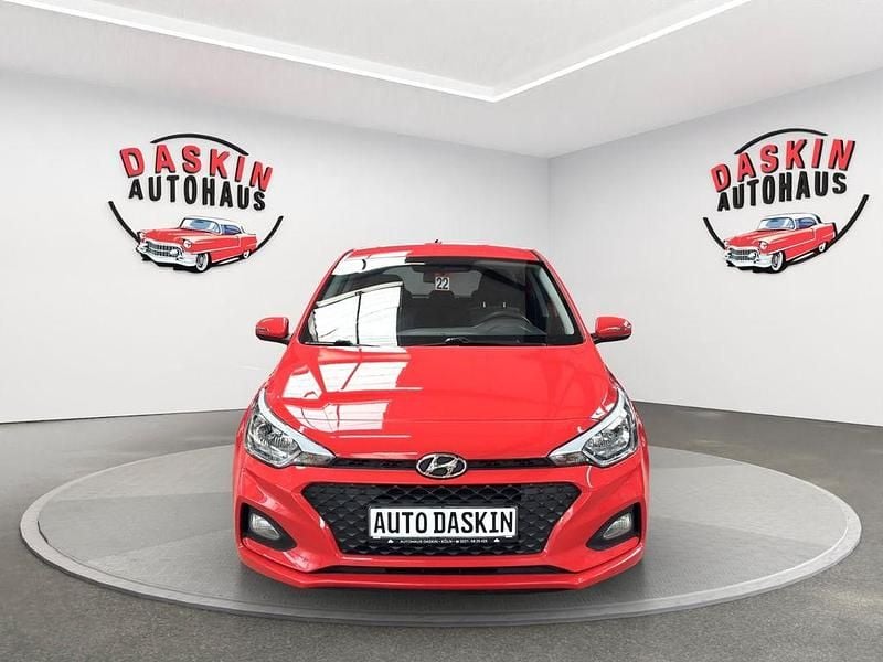 Gebraucht Hyundai i20 Select 75 PS (55 kW) 2020 Rot Kleinwagen