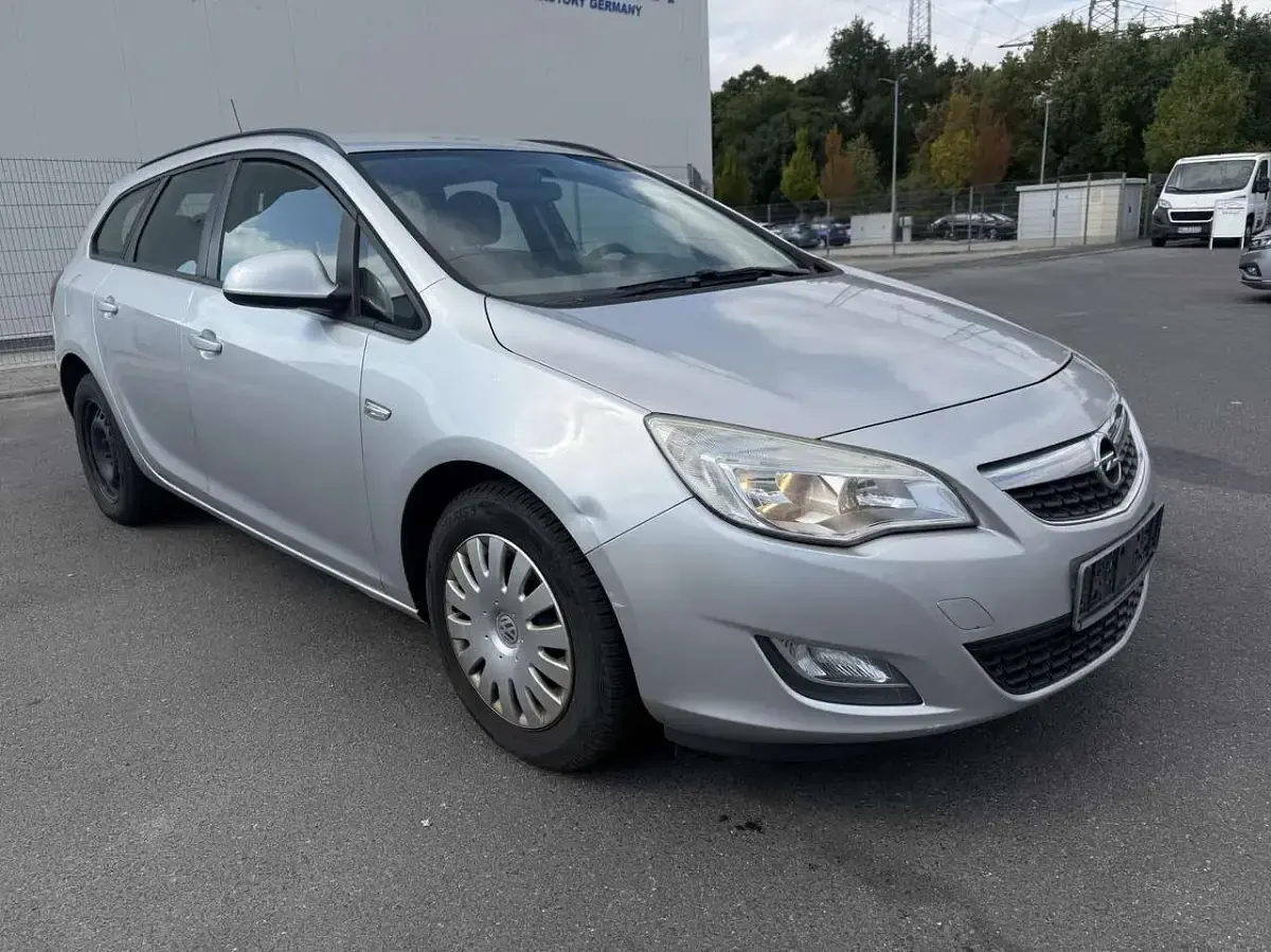 Gebraucht Opel Astra Selection 95 PS (69 kW) 2011 Argon silber/ice silver (m2) Kombi
