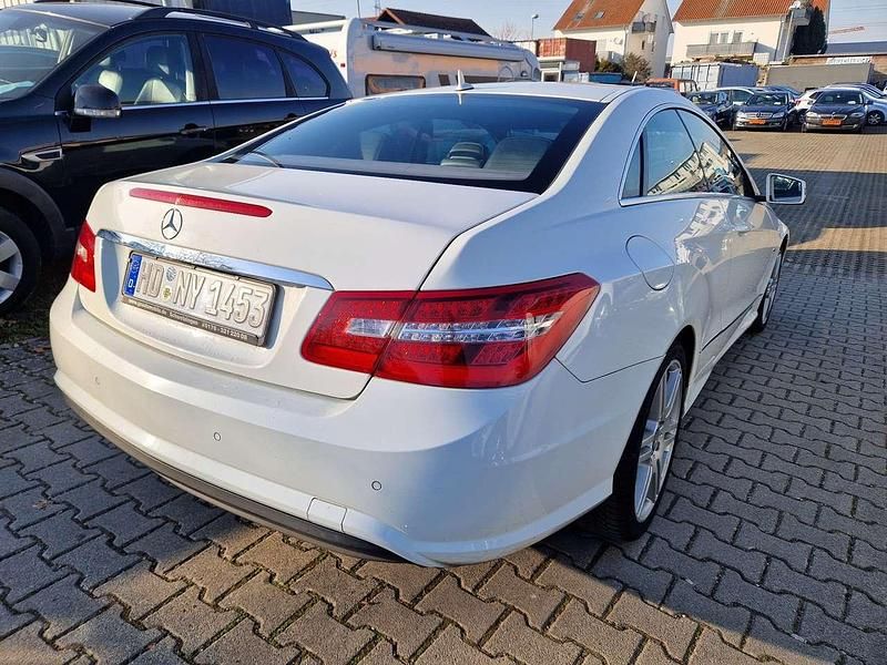 Gebraucht Mercedes E200 184 PS (135 kW) 2010 Calcitweiss  unilack Coupé