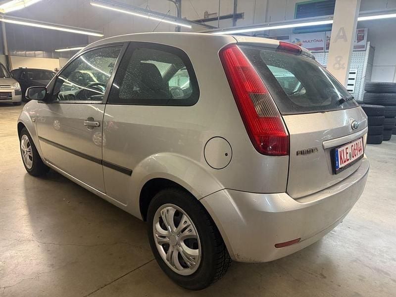 Gebraucht Ford Fiesta Ambiente 69 PS (50 kW) 2005 Silber Kleinwagen