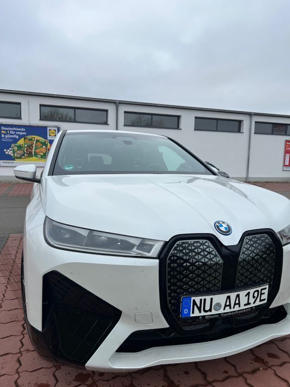 Weiß Gebraucht 2023 BMW iX Sport Line SUV | 52.900 € (Superpreis) - Bild 1/4