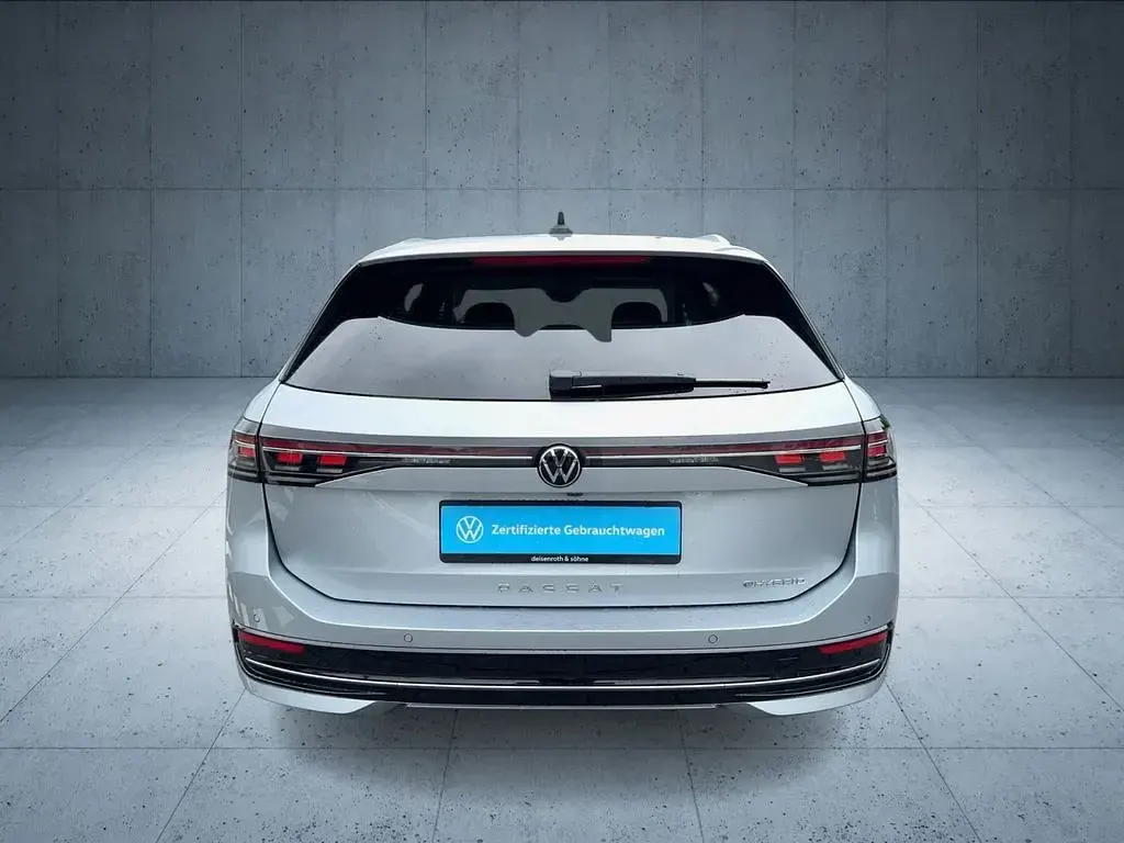 Gebraucht VW Passat Elegance 204 PS (150 kW) 2025 Oyster silver metallic Kombi