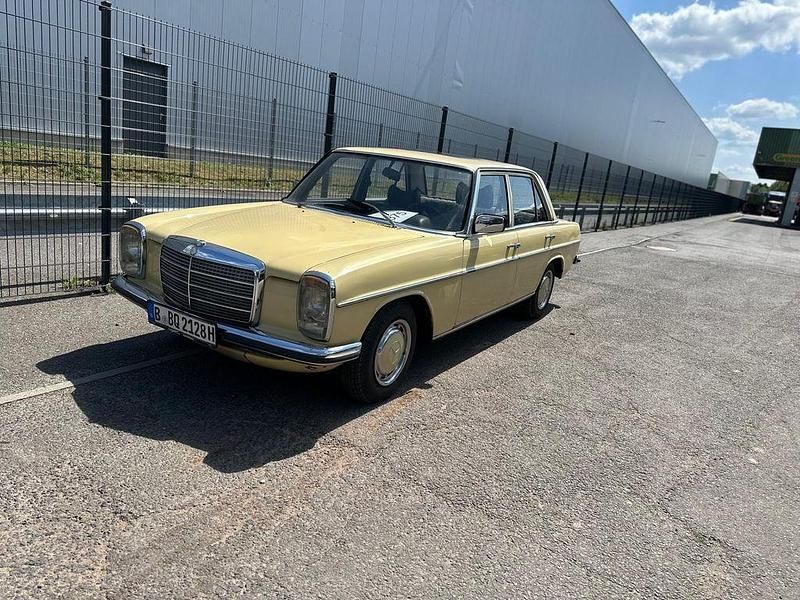 Gebraucht Mercedes 200 95 PS (69 kW) 1974 Gelb Limousine