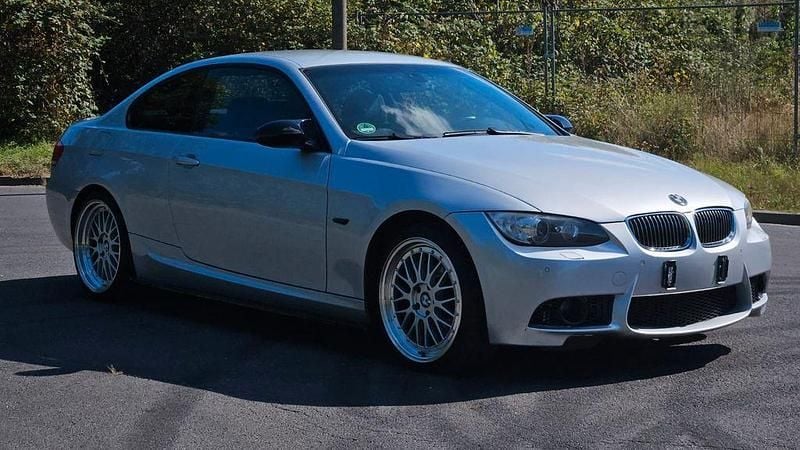 Grau Gebraucht 2009 BMW 320 M Sport Coupé | 6.299 € (Guter Preis) - Bild 1/4
