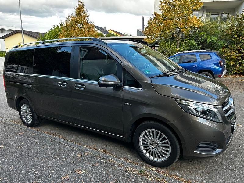 Grau Gebraucht 2017 Mercedes V250 Avantgarde Edition Van / Kleinbus | 33.900 € (Superpreis) - Bild 1/4