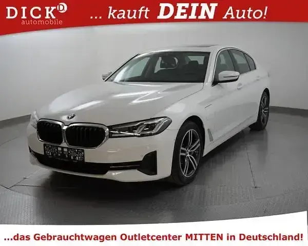 Gebraucht BMW 545e Sport Line 394 PS (289 kW) 2021 Weiß Limousine