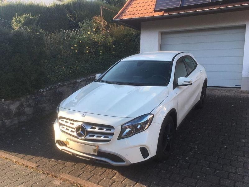 Weiß Gebraucht 2017 Mercedes GLA200 SUV | 19.800 € (Fairer Preis) - Bild 1/4