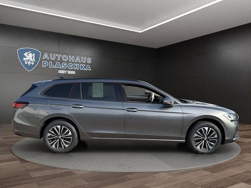 Neu Skoda Superb Selection 150 PS (110 kW) 2026 Grau Kombi