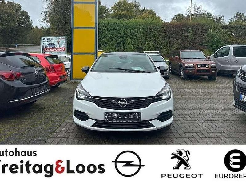 Schneeweiss dach schwarz Gebraucht 2021 Opel Astra Design & Tech Limousine | 14.500 € (Etwas zu teuer) - Bild 1/4