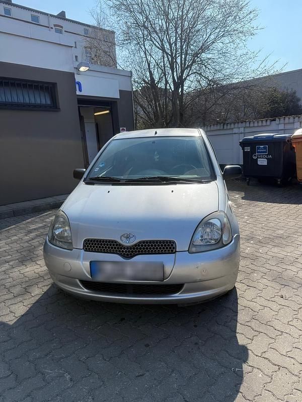 Gebraucht Toyota Yaris 75 PS (55 kW) 2000 Silber Limousine