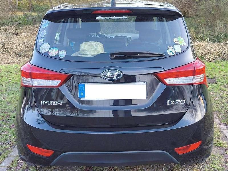 Gebraucht Hyundai i20 Space Plus 125 PS (91 kW) 2019 Schwarz Limousine