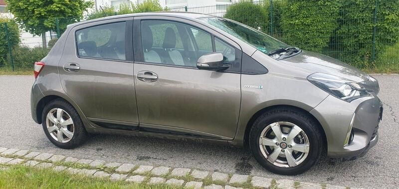 Grau Gebraucht 2017 Toyota Yaris Hybrid Comfort Kleinwagen | 14.900 € (Fairer Preis) - Bild 1/4
