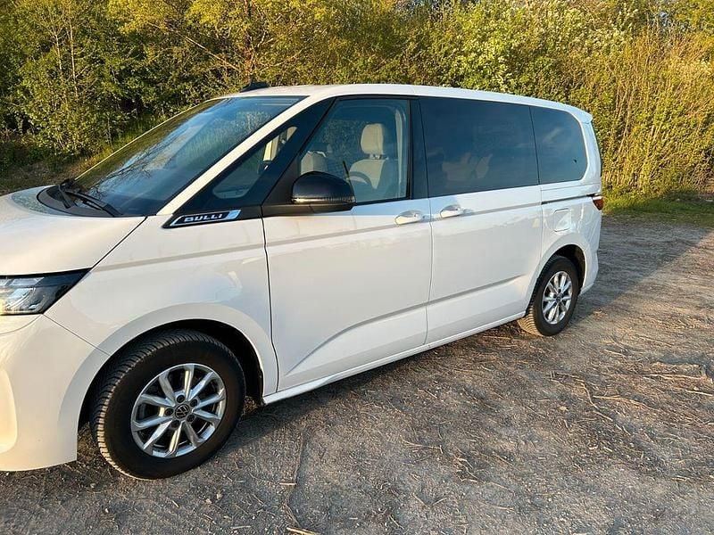 Begagnad VW Multivan Life 136 HK (100 kW) 2023 Vit Minibuss