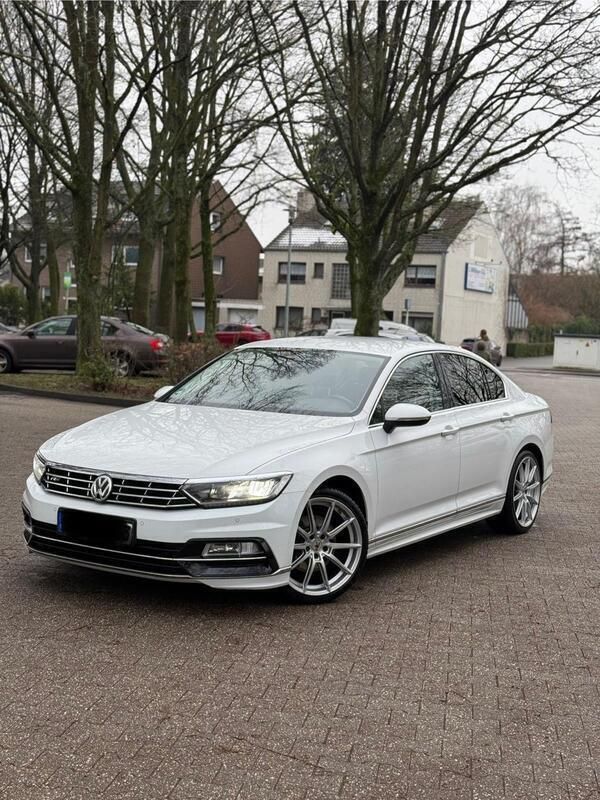 Weiß Gebraucht 2015 VW Passat R-line Limousine | 11.000 € (Fairer Preis) - Bild 1/4