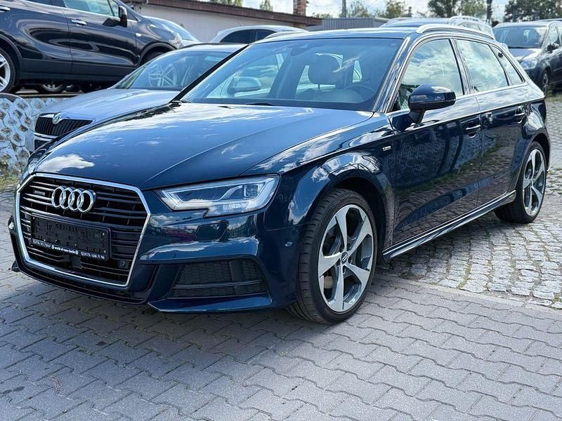 Blau Gebraucht 2017 Audi A3 Sportback Design Limousine | 22.499 € (Teuer) - Bild 1/4