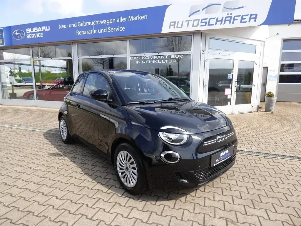 Neu Fiat 500e Red 86 kW (118 PS) 2025 Colore esterno (onyx schwarz) Kleinwagen
